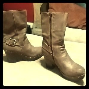 Korks, chunky boots..